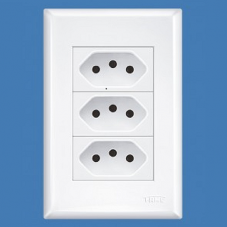 3 Tomadas Padrão 2P+T 10A com Placa Evidence 3267 - Fame